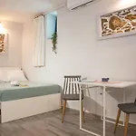 Πανσιόν Cozy - In The Heart Of Village